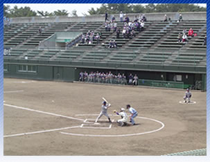3番古舘選手の打撃に固唾を呑むベンチ