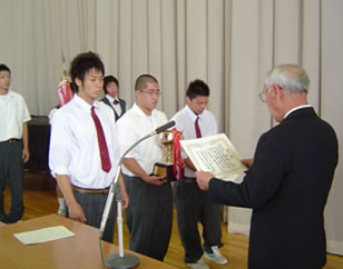全校生の見守る中,優勝杯等を伝達される