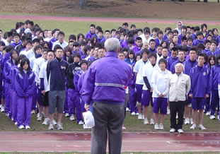 訓話を聞く真剣な姿勢の生徒