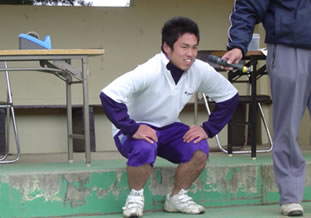準備運動の模範を示す本舘君