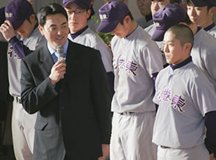 選手を熱い言葉で紹介する佐々木監督