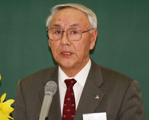 出場報告を述べる校長