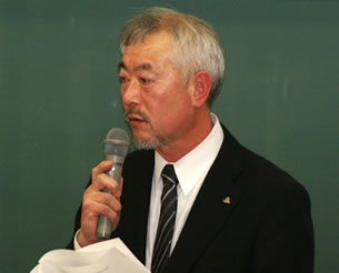 議案提案する大森事務局長