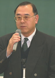 閉会宣言をする伊藤同窓会長