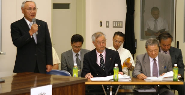 出場報告をする小田島校長