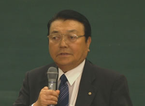募金活動のお願いをする照井理事長