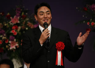 普段の選手を紹介する佐々木監督