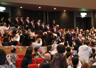 会場への入場シーン