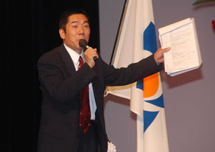 司会の照井アナ