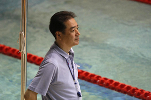 選手の泳ぎを見守る木村監督
