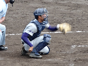 守りに起用される遠藤捕手