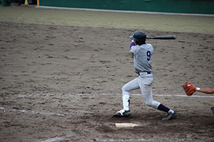 ライト前ヒットを放つ岸里選手