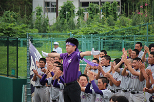 エール交換をする佐々木応援団委員長