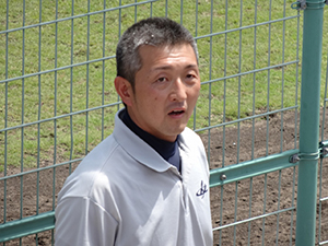 河野父母の会会長が試合前にスタンドへあいさつ