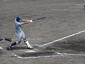 先制のタイムリーヒットを放つ山下選手