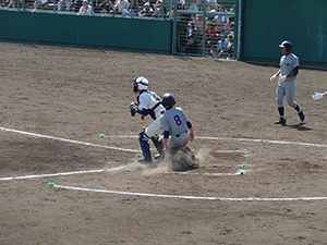 太田選手のタイムリーで千葉選手が生還