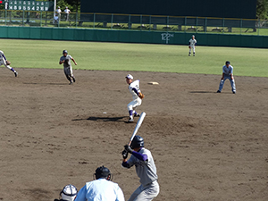セカンドにランナーをおいて河野選手の打席