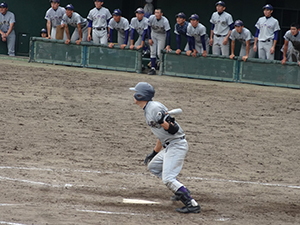 山下選手のタイムリーで生還する多々野選手