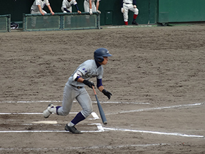 ライト前ヒットの八木選手