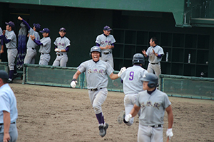 追加点を挙げ喜ぶ選手たち