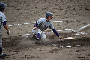 山下選手のタイムリーで生還する多々野選手