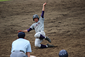 八木選手をホームに帰す2塁打を放った太田選手