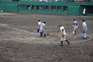 八木選手が同点のホームイン