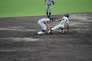 盗塁を,山下選手が差す