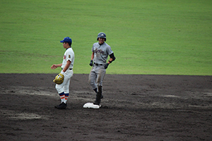 2塁打を放ち同点とする茂木選手