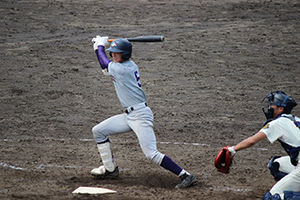 多々野選手が外野へ運ぶ
