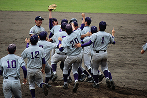 優勝を決め,マウンドへ駆け寄るナイン