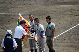 2年ぶりに優勝旗を握る
