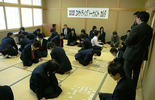 緊張する緒戦の様子