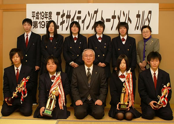 上位4人の入賞者と補助員が,校長先生を囲んで記念撮影