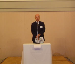ごあいさつを述べられる鎌倉会長
