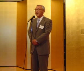 場所を移し,懇親会場で小田島校長