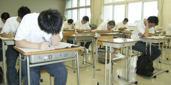 模試で,力試しをする3年特進コースの生徒