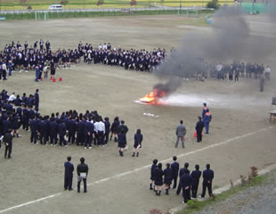 点火され消火訓練開始
