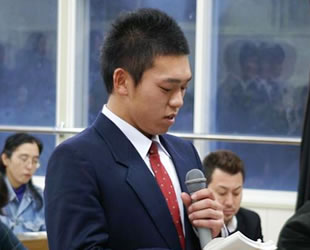 生徒を代表して宣誓する鈴木君