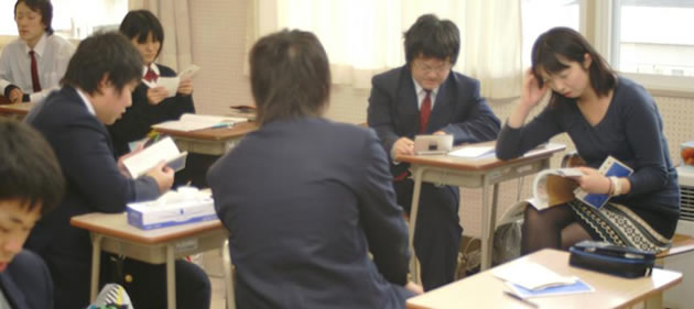 担任も入って,先ず班で読後感想を話し合う。