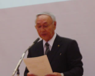 講師を紹介する校長先生
