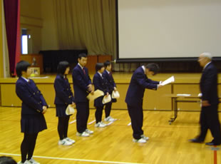 校長先生より,発表者に賞状が授与される
