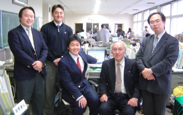 豊君を囲んで校長先生をはじめとする関係者一同