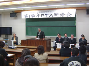 研修会の主旨について述べる佐々木1学年PTA会長