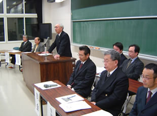 学校の近況を紹介する校長先生