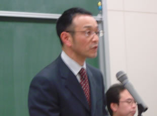 1学年の概況を説明する菅原学年長