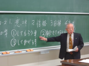 板書して説明する川村先生