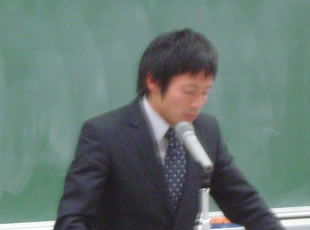 コース選択制の修学旅行を説明する似内先生