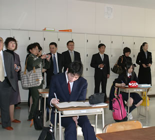 授業を参観される訪日団