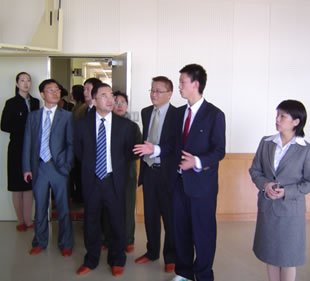 菊池君が,学校施設を紹介する